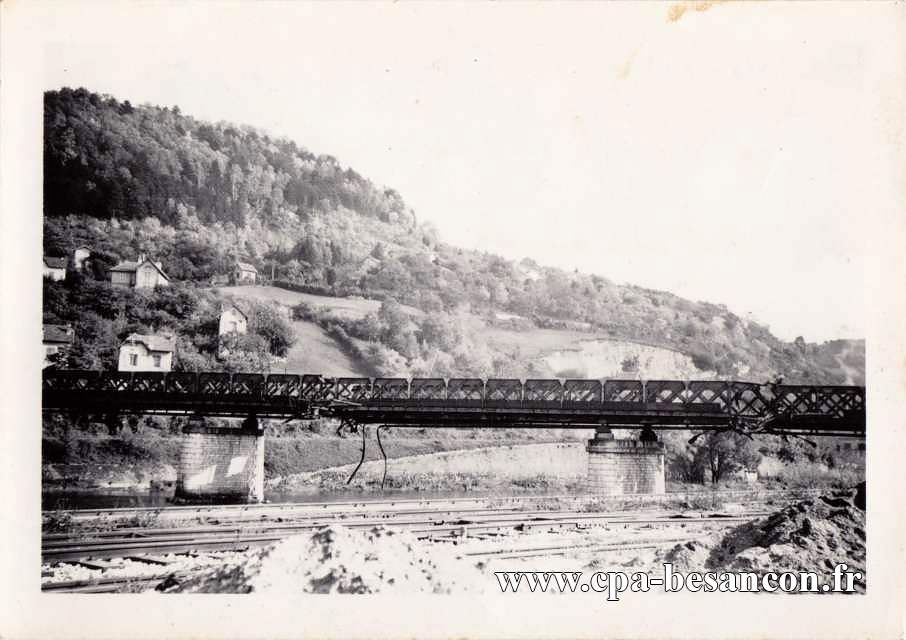 BESANÇON - Pont du Chemin de fer de Besançon à Morteau. Les Allemands le font sauter le jeudi 7 septembre 1944 coupant toute retraite sur la Suisse.